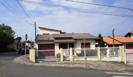Linda casa com ótima localização, de esquina com asfalto em frente