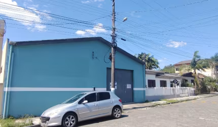 Casa ampla com uma oficina de 190 m², para você morar e trabalhar