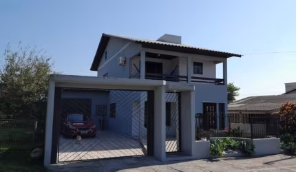 Linda casa de dois s pisos na coloninha, pertinho do centro