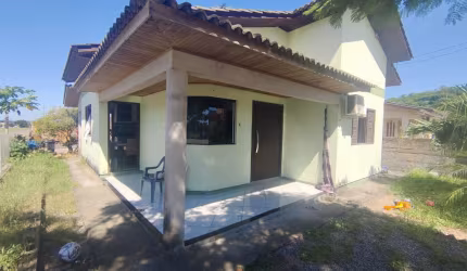 Linda casa de esquina com três dormitórios pronta para morar