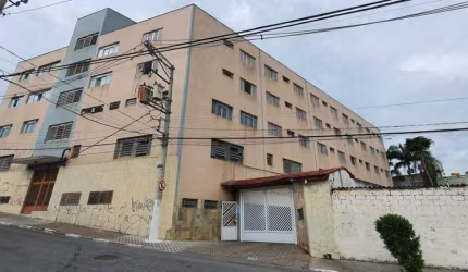 MORE NO CENTRO DE CARAPICUIBA EM APTO GRANDE:
