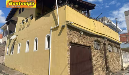 BELÍSSIMO SOBRADO NA REGIÃO CENTRAL DE CARAPÍCUIBA