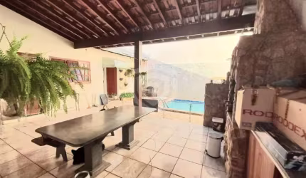 CASA 3 DORMITORIOS./SENDO 1 SUITE/ SALA/COZINHA/ÁREA DE SERVIÇO/ESCRITORIO
