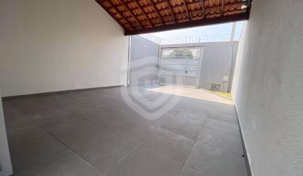 EXCELENTE CASA NOVA
