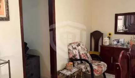 Casa a venda no Jardim Araruna, com 3 quartos, 2 salas e duas vagas de garagem.