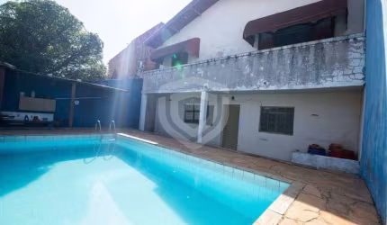 Casa à Venda no Jardim Vânia Maria com 5 Quartos e com Piscina em Bauru - SP