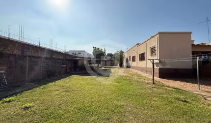 Casa com terreno amplo com 22 metros de frente por 44 metros de fundo (968 m²), sendo dividido em duas áreas: