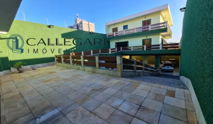 Vende Casa com piscina e quatro suítes em Vila Arapuã