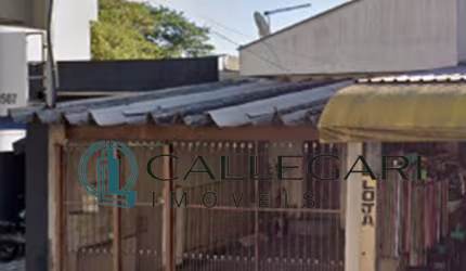 Casa pequena com ótima localização.