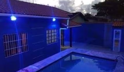 Linda Casa de Praia com 2 Dorm (1 Suíte), 1 Vaga e Área Gourmet com Churrasqueir
