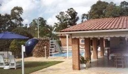 Casa Mobiliada em Tereno de 1500m² com 4 Dorm, Piscina, Churrasqueira no Condomí
