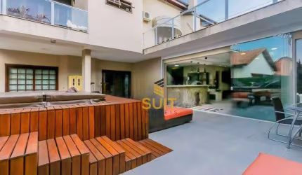 Morada dos Pinheiros - Casa com 537m², 4 Suítes, 4 Vagas e Área Gourmet Completa em Santana de Parnaíba/SP! Contato: Suit (11) 94584-8250