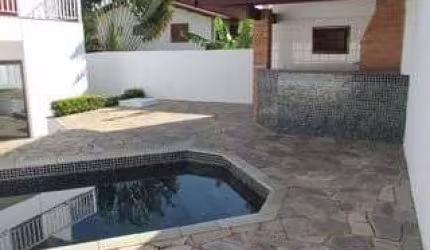 Excelente Casa a Venda em Alphaville com 8 Vagas, 5 Dorm (2 Suítes), Churrasquei