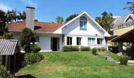 Excelente casa em Condomínio Fechado em Local estratégico com acesso fácil pela