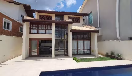 Residencial  3 - Casa com 300m², 3 Suítes, 3 Vagas, Planejados e Piscina em Sant