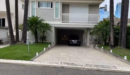 Alphaville 3 - Casa com 360m², 4 Dorm(4 Suítes), 6 Vagas, Hidro e Muito Mais em