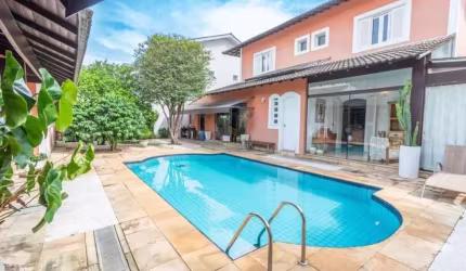 Alphaville 4 - Casa com 480m², 4 Dorm (2 Suítes), 2 Vagas e Charmosa Área Gourme