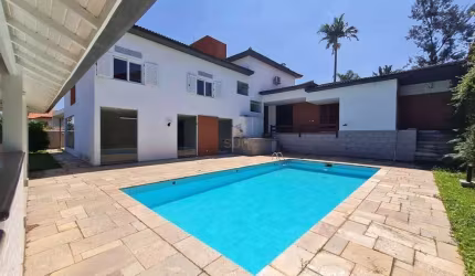 Alphaville 5 - Casa com 620m², 5 Suítes, 10 Vagas, Churrasqueira e Piscina em Sa
