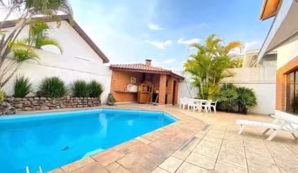 Alphaville 5 - Casa com 360m², 4 Dorm (2 Suítes), 2 Vagas, Piscina e Churrasquei