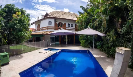Alphaville 5 - Casa com 422m², 4 Suítes, 4 Vagas, Adega, Sauna e Piscina em Sant