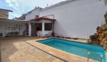 Alphaville 6 - Casa com 350m², 4 Dorm (4 Suítes), Lareira, Piscina e Churrasquei