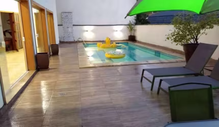 Alphaville 6 - Casa com 450m², 4 Suítes, 4 Vagas, Lareira e Piscina em Santana d