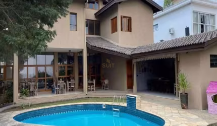 Alphaville 8 - Casa com 756m², 4 Suítes, 8 Vagas e Excelente Lazer em Santana de