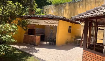 Alphaville 9 - Casa com 400m², 4 Dorm (2 Suítes), 8 Vagas e Piscina em Santana d