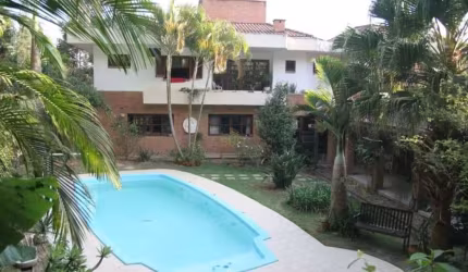 Alphaville 10 - Casa com 634m², 4 Suítes, 7 Vagas e Lazer com Piscina em Santana