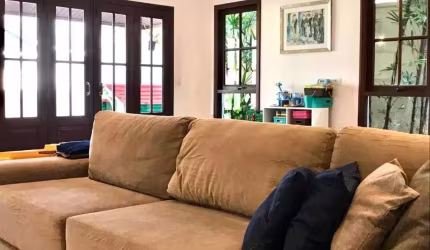 Alphaville 11 - Casa com 305m², 5 Suítes, 6 Vagas, Piscina e Churrasqueira em Sa