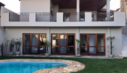 Alphaville 11 - Casa com 430m², 4 Dorm (2 Suítes), 5 Vagas, Churrasqueira e Pisc