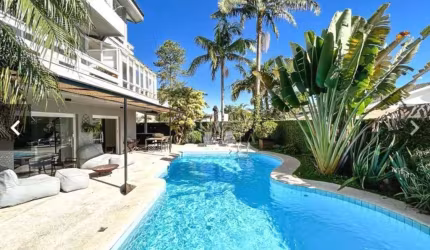 Alphaville 12 - Casa com 450m², 3 Suítes, 4Vagas, Lareira e Piscina em Santana d