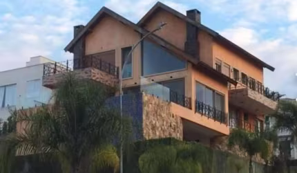 Burle Marx - Casa com 500m², 3 Suítes, 4 Vagas, Planejados, Cinema e Piscina em