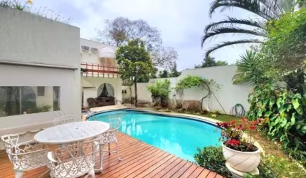 Alphaville 02 - Casa com 412m², 4 Suítes, 3 Vagas, Piscina, Lareira, Jardim Em B
