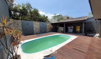 Casa a Venda com Piscina no Balneário Ipanema