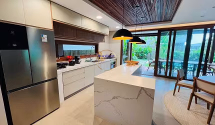 Se você busca por um lar de luxo em uma das regiões mais charmosas do Brasil, não pode deixar de conhecer esta casa em Arraial D'ajuda. Com seus 300m² de área útil, ela conta com 4 dormitórios, todos 