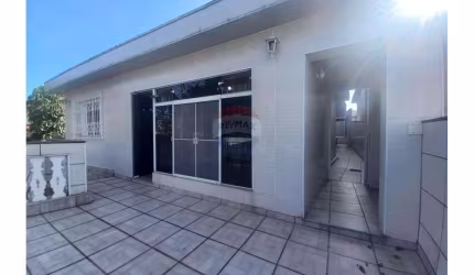 Linda casa com 3 dormitórios no Jd. Haydee