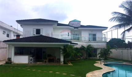 Casa luxuosa disponível para venda em Guarujá.