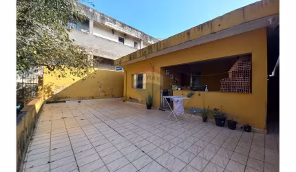 Casa no Jd zaira 5 com um grande quintal .