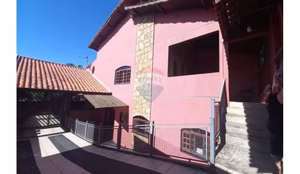 Casa grande no Jd. Santa Lídia, com três dormitórios e seis vagas de garagem