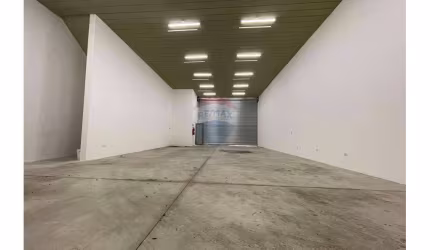 Prédio comercial disponível para locação em Mauá.