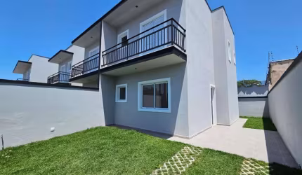 Casa Sobrado com 2 suítes.