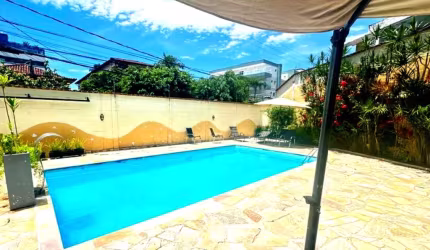Oportunidade! Casa em Condomínio fechado a poucos metros da Praia.