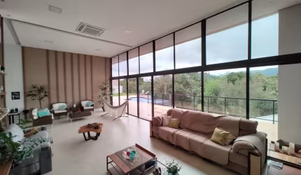 Maravilhosa casa térrea com 367m² de área construída com 3  suítes no Condomínio Terras Alvorada - Medeiros