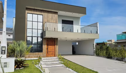 Linda Casa Alto Padrão  à Venda em Condomínio  na Cidade de Peruibe