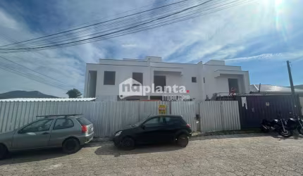 Sobrado à venda no Bairro Forquilhas em São José-SC, com 2 quartos, 2 suítes, 2 vagas