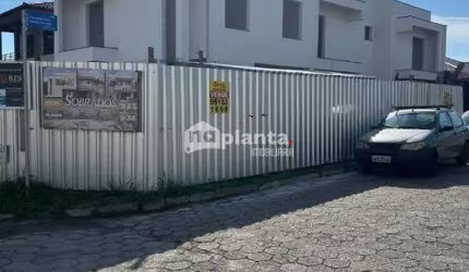 Sobrado à venda no Bairro Forquilhas em São José-SC, com 3 quartos, 1 suíte, 2 vagas