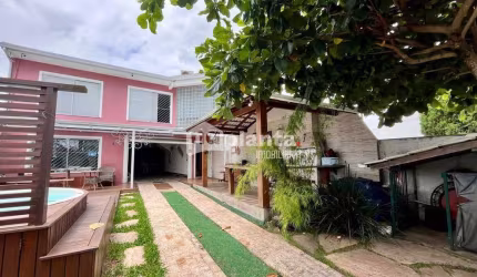 Casa à venda no Bairro Barreiros em São José-SC, com 3 quartos, 1 suíte, 3 vagas