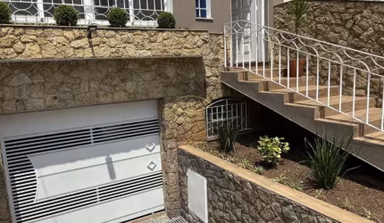 Casa Espaçosa e Moderna na Chácara Santo Antônio: 4 Quartos, 1 Suíte, 3 Salas, 4 Banheiros, 3 Vagas de Garagem.