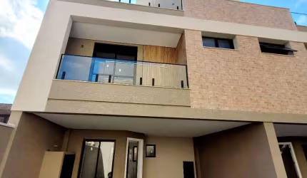 Excelente sobrado em condomínio em Santa Felicidade